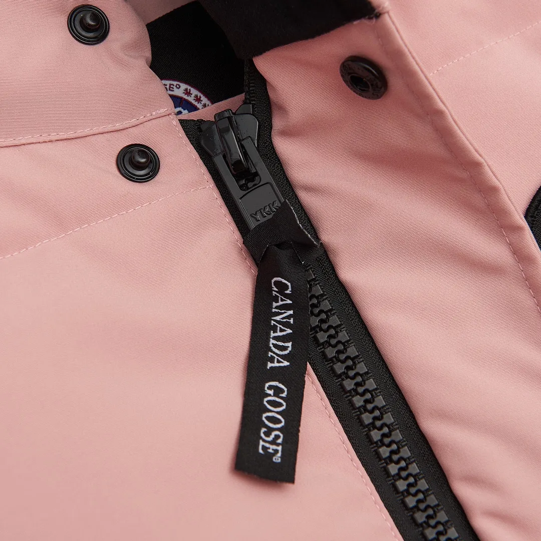 P360 Pink] Canada Goose Canada Goose #Freestyle Crew 4154M Men’s and Women’s Vest Down# ➖ Genuine synchronous anti-counterfeiting chip sensor! ➖ Imported Behringer embroidery machine to customize 10,000-needle embroidery logo! ➖ Imported 21-count polyester-cotton blended original fabric, using Feather-Light 10D waterproof coating fabric, made of 84.5% polyester fiber and 15.5% cotton, 100% the best feel in the entire network! ➖ The genuine official website uses the national standard 80 white duck down, and will never be misled by false claims such as 90 down or goose down! ➖ 100% nylon nylon lining with double double-layer sealing design to prevent velvet from running away. Top-grade polar fleece is used in the collar and pockets to keep warm and comfortable! ➖ Yoshida YKK provides original custom-made electroplated sliders. YKK two-way lockable zippers are tight and smooth and will not peel off paint! ➖ 3M composite original Velcro is durable, and all accessories and hardware are disassembled and customized! ⛔No slander, no exaggeration, no need for too much copywriting, because it is focused, it is professional!  SIZE: XS S M L [Attached: Size chart]